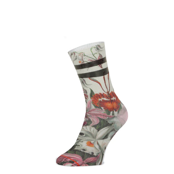 Xpooos Olivia Dance in style with our Olivia women's socks! These socks, embellished with a beautiful flower pattern, are real favorites, and that is no coincidence. Enter the world of comfort and fashion with the Olivia women's socks - a flowery statement for your feet!