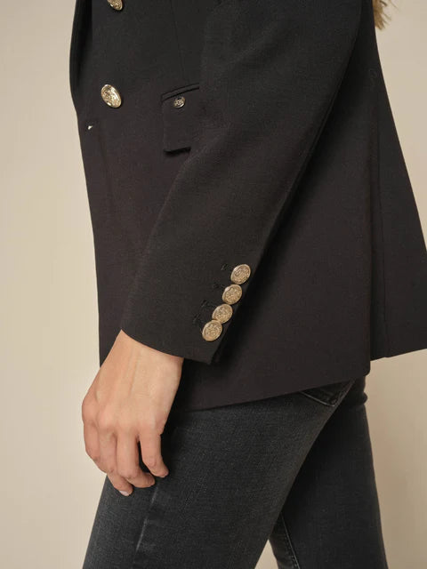 This blazer pays tribute to the timeless style of MOS MOSH. Crafted in a double-breasted design, it boasts an elongated and oversized silhouette, adorned with exquisite gold-embossed buttons. 