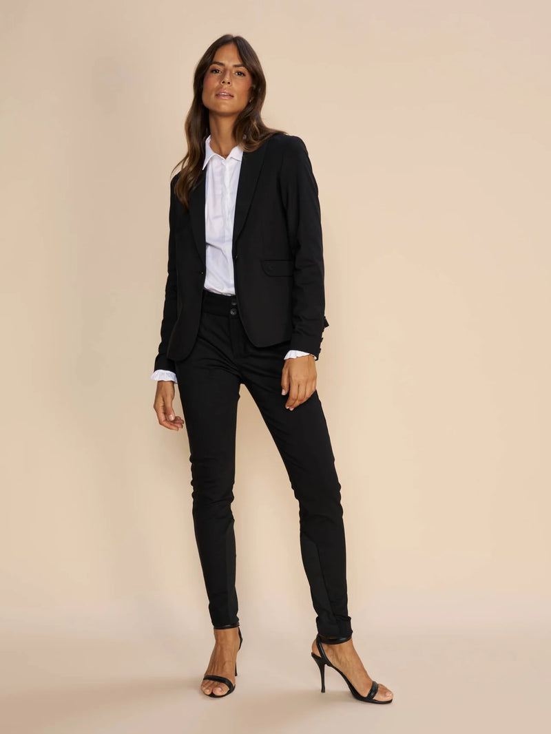 the best fit pant, slim leg flattering style.  wrinkle resistant fabric to pair with anything, we suggest the blake night blazer to give you the perfect suiting look
