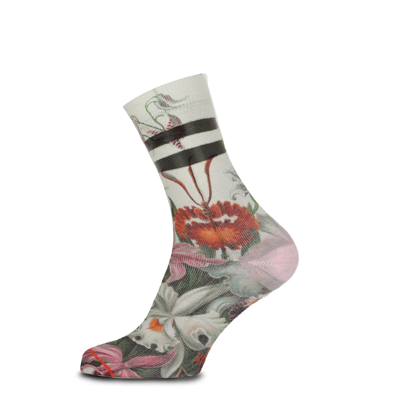 Xpooos Olivia side view Dance in style with our Olivia women's socks! These socks, embellished with a beautiful flower pattern, are real favorites, and that is no coincidence. Enter the world of comfort and fashion with the Olivia women's socks - a flowery statement for your feet!