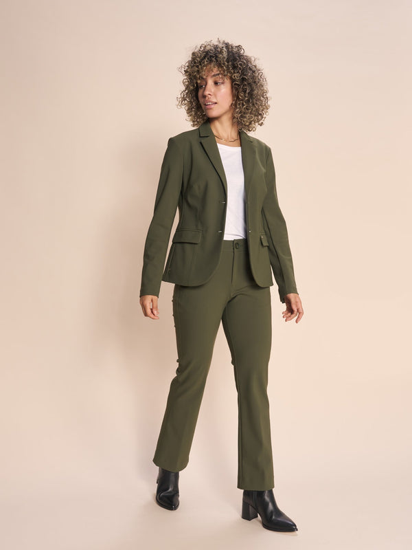 Ellen Izzy pant from Mos Mosh. Tailored pants, designed to sit at your natural waist. These pants are crafted with plenty of stretch, making them perfect for daylong wear. They are made with a subtle kick flare at the hem, a must-have this season. We love this modern take on a classically tailored piece. 